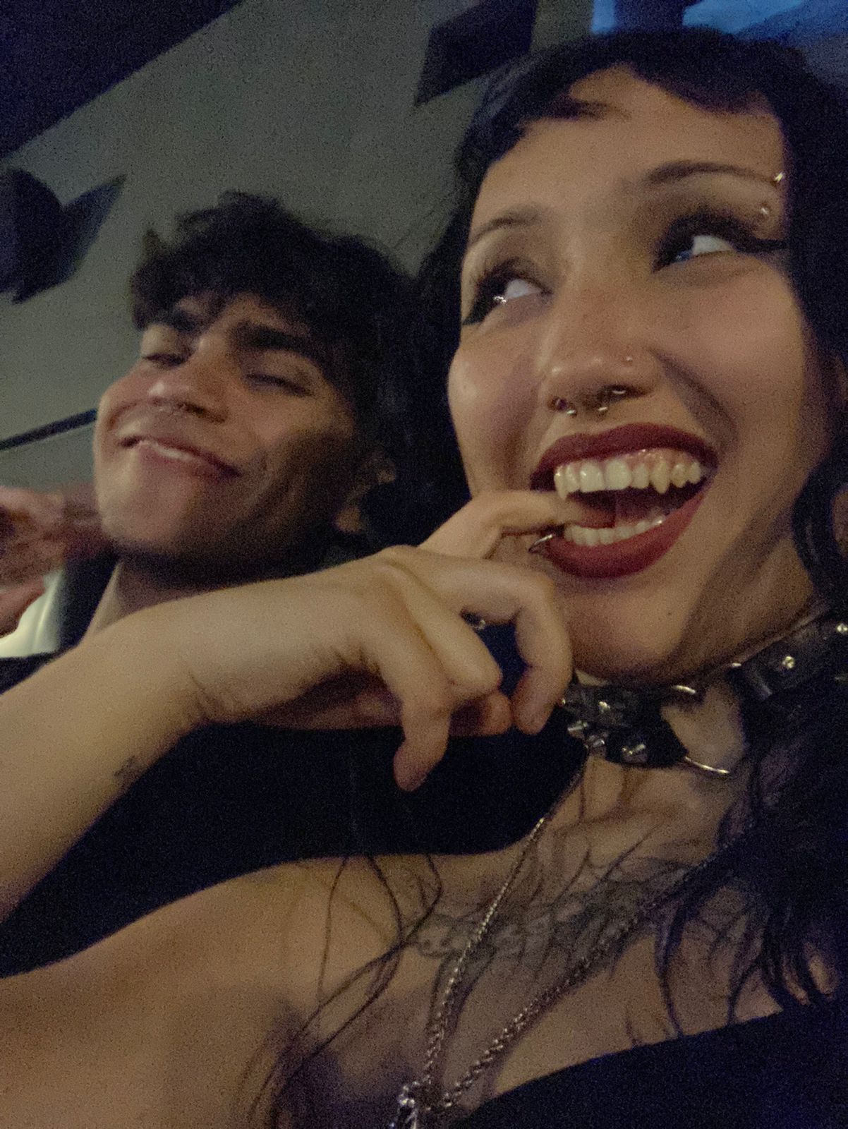 en el cine coqueteando